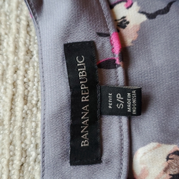 Banana Republic collarless v-neck blouse, size small petite - Picture 3 of 3